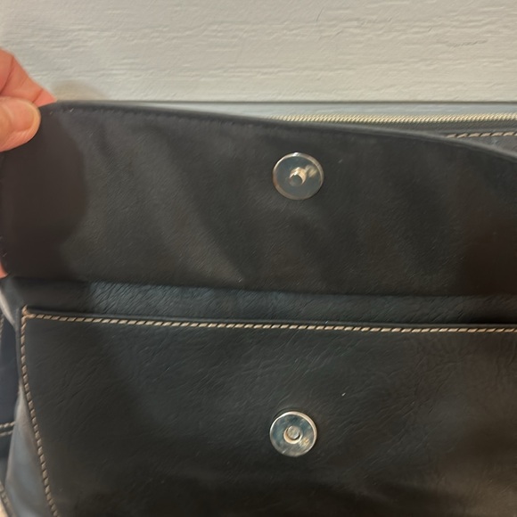 RELIC VEGAN LEATHER CROSSBODY BLACK PURSE - Picture 6 of 8